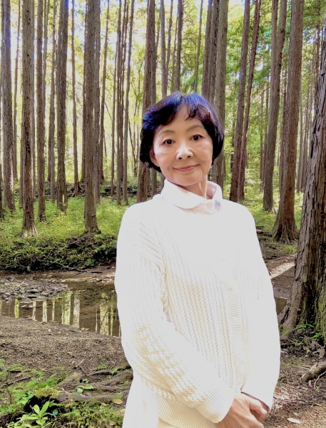 阿須の森で佇むセラピストのプロフィール写真（カウンセリングルーム・フォレスティエ）