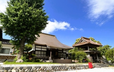 次の休日は、鳥取の山里のお寺へ行ってみよう
宿坊光澤寺
日常をはなれて、心と身体を休める・・・、
一日一組だけの特別な時間と空間
あなただけの場所がここにあります
永代供養と宿坊の寺、光澤寺