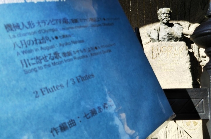 ドヴォルジャークのお墓に楽譜をお供えする