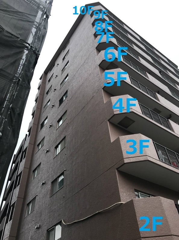 10階建てマンションの外観。旧記事に掲載された階数表示付きの写真
