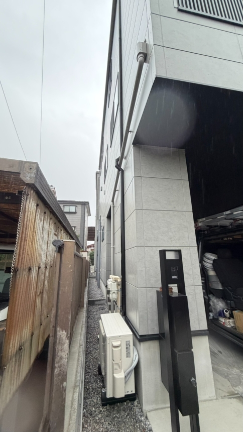養生を撤去し配管ダクトと地上の室外機をきれいに納めた完成後の同じ場所