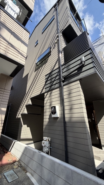 施工前の外観。３階のエアコン工事をご相談いただきました。