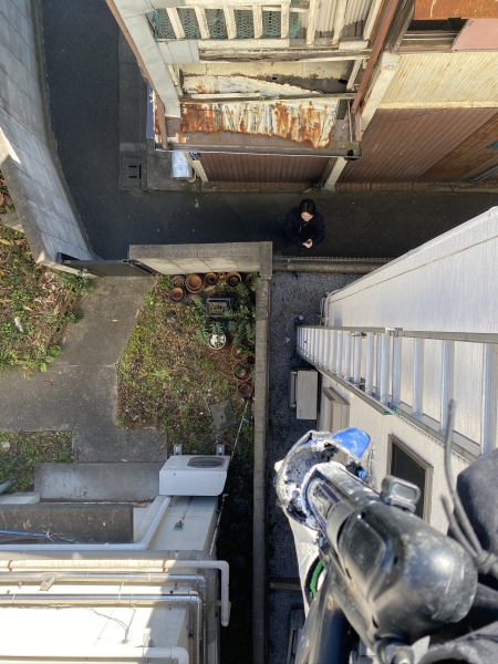 狭小地で3階から見下ろした垂直ハシゴによる高所エアコン工事