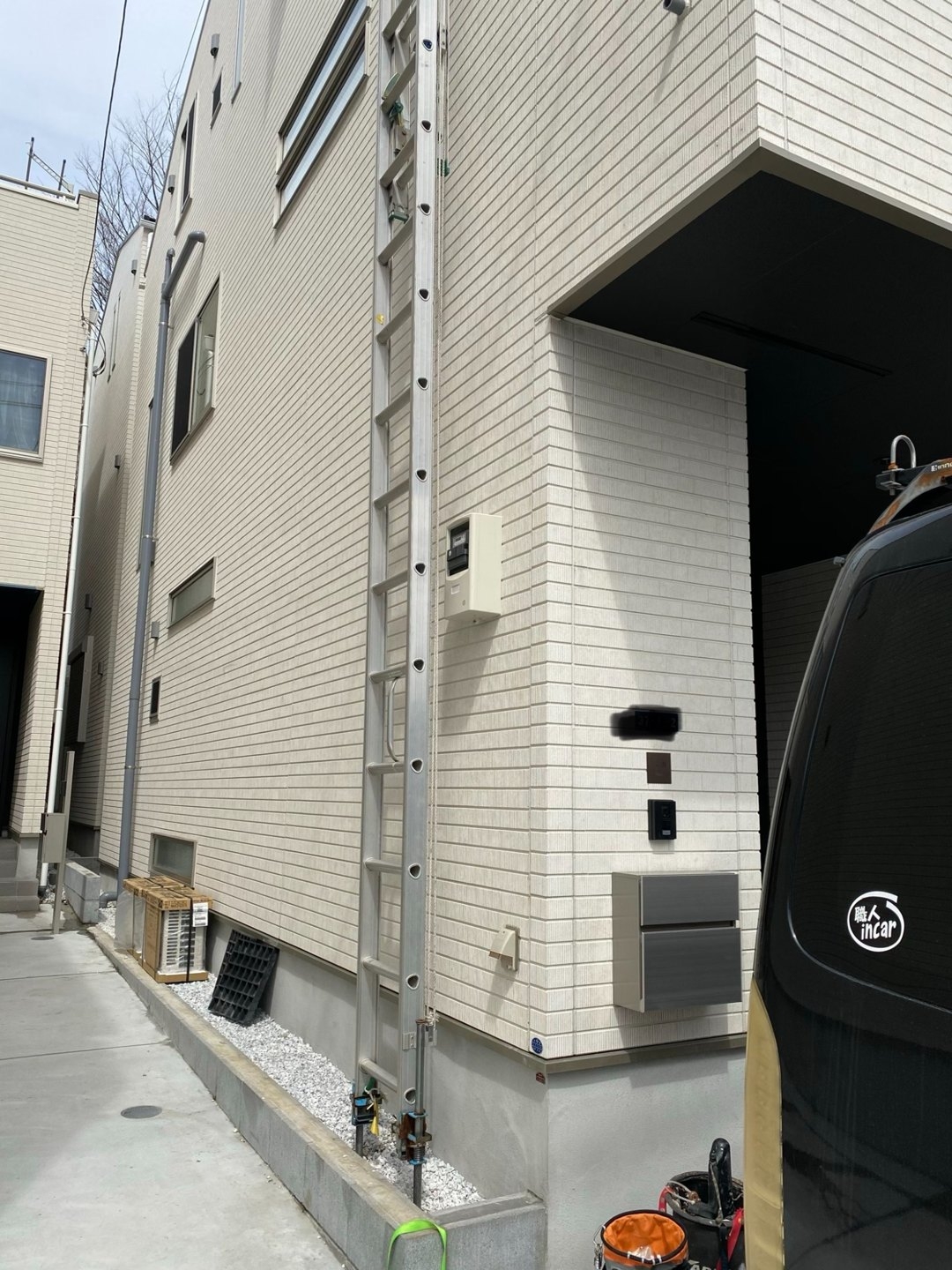 建物外壁と周辺設備、敷地の位置関係が分かる写真です。