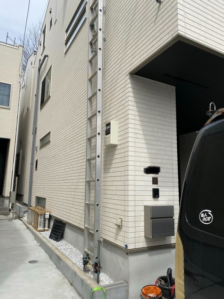 外壁・窓・設備とハシゴの位置関係が分かる写真です。作業箇所へ向かう経路と、そこで作業するための条件を合わせて考えます。