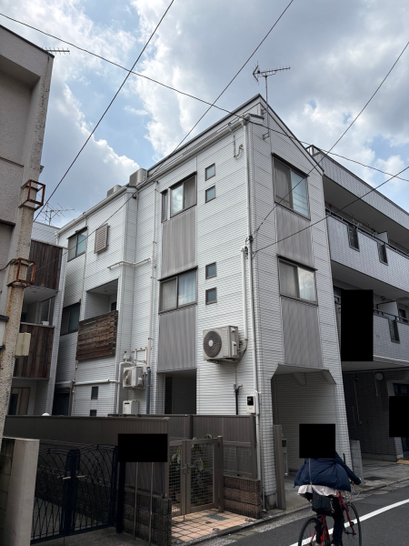 お客様から事前に送られた目黒区の住宅の外観写真。表札などは黒塗り済み