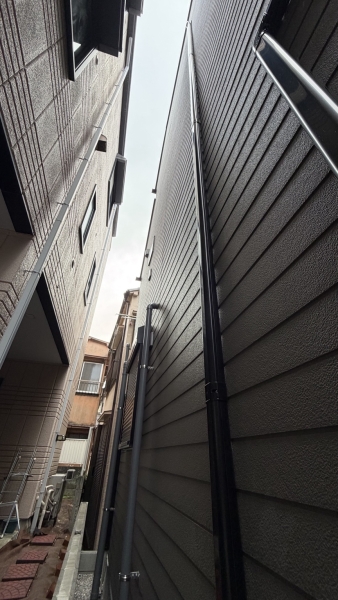 完成した配管カバー。外壁に沿って縦方向へ施工しました。