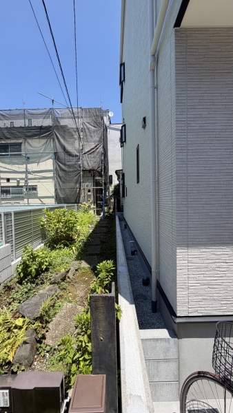 東京都豊島区の新築3階建て住宅と建物脇の狭い作業スペース