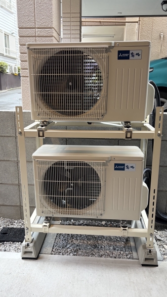 二段設置金具に室外機２台を設置した完成状態。