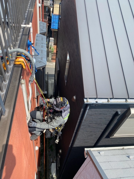 屋上から見下ろした川崎市のロープアクセス高所エアコン工事