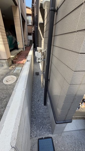 ハシゴを設置する砂利部分は約40cm。お客様の敷地内で施工方法を考えます。