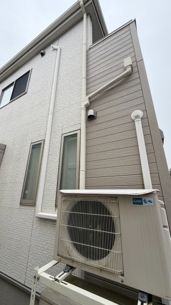 2026年9月撮影｜2019年に施工した屋外配管・ダクトの現在の様子