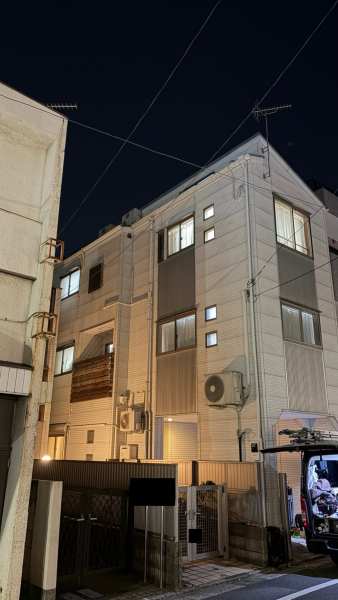 目黒区の3階屋根上の室外機2台を交換した後の住宅外観