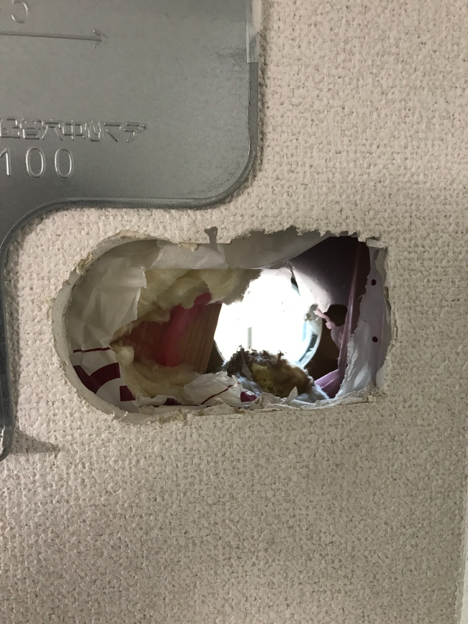 穴位置を変更したと見られる大きな開口