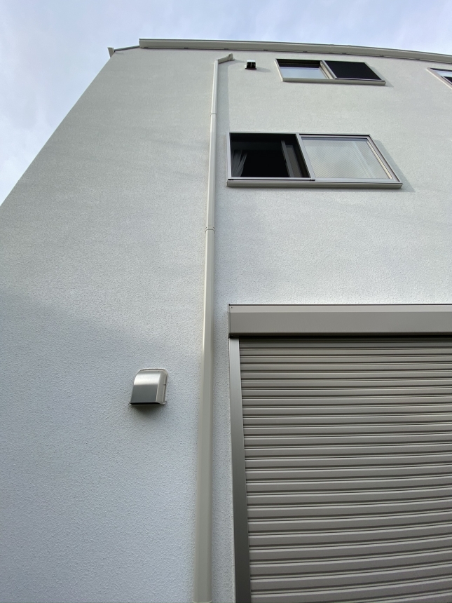 新築住宅の白い外壁に沿って真っすぐ納めた完成ダクト