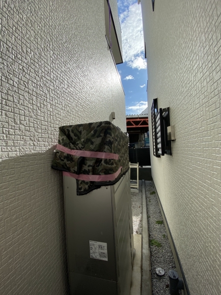 エアコン工事前に養生したエネファームと狭い作業経路