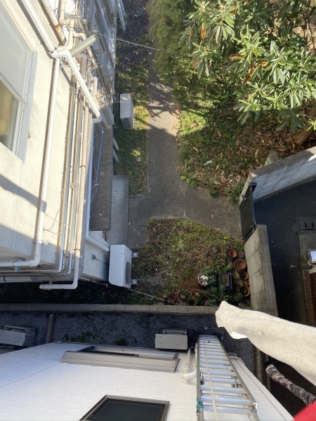 新築3階建て住宅の施工位置から見た垂直ハシゴと高所作業環境