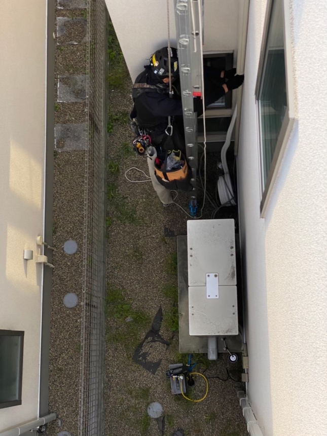下部の施工箇所でも作業位置を整える職人