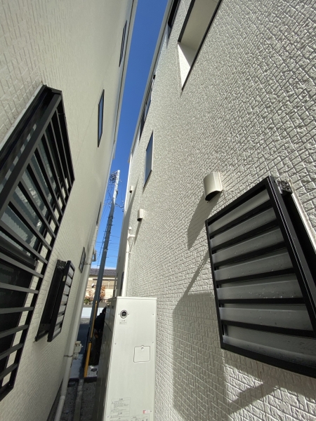 川崎市高津区の新築一戸建て・建物間の狭小地と高所の配管穴