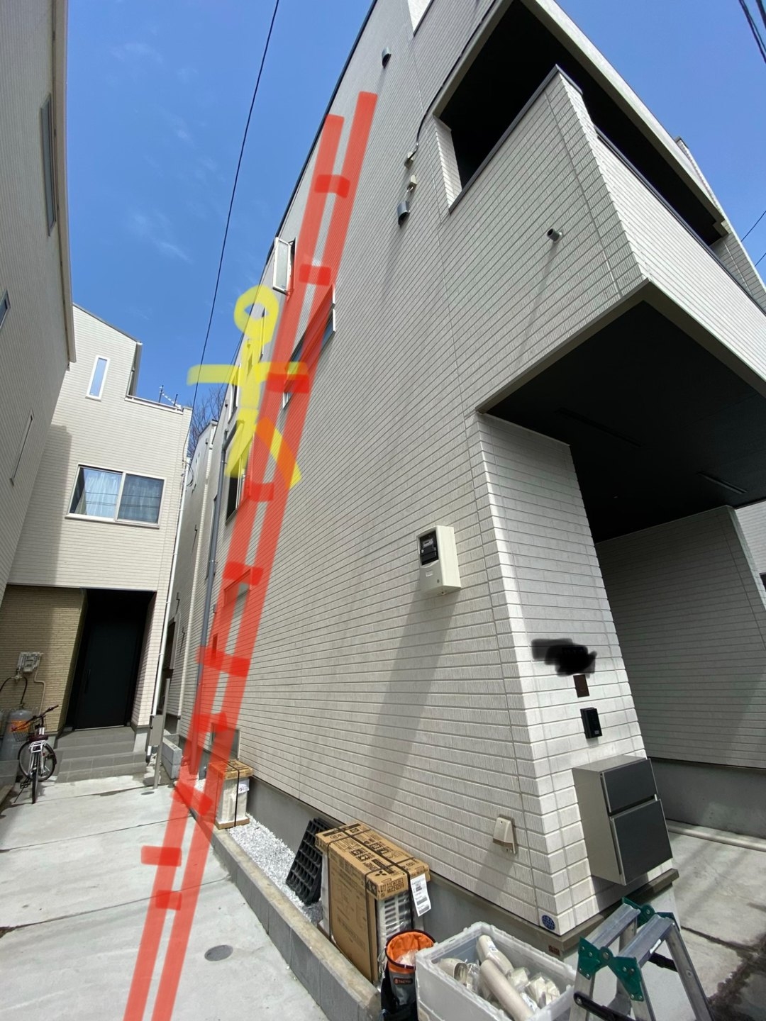 赤線は斜めに掛けるハシゴ、黄色は作業者の位置を示した説明図です。