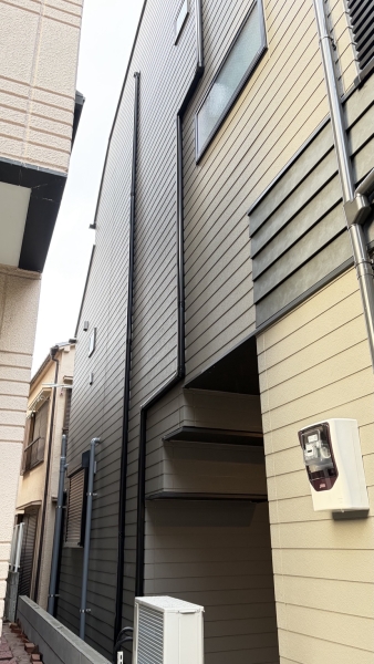 ３階から続く屋外配管の完成全景。