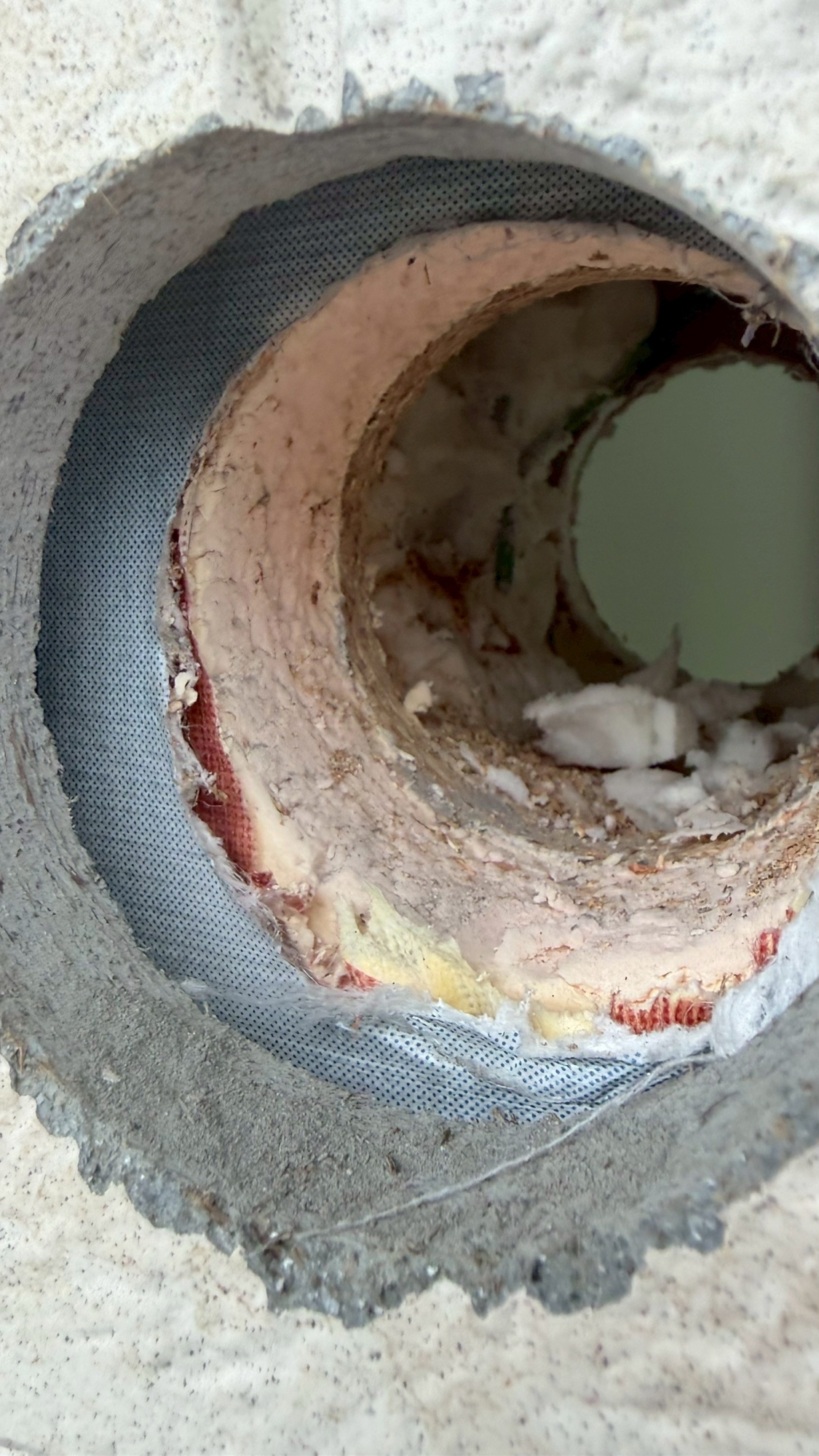 外壁側から見た配管穴の切り口