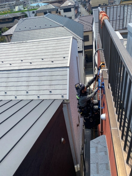 川崎市の住宅屋上から確認したロープアクセスによる高所エアコン工事の施工環境