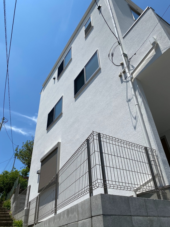 ダクトを取り付ける前の新築住宅の外壁
