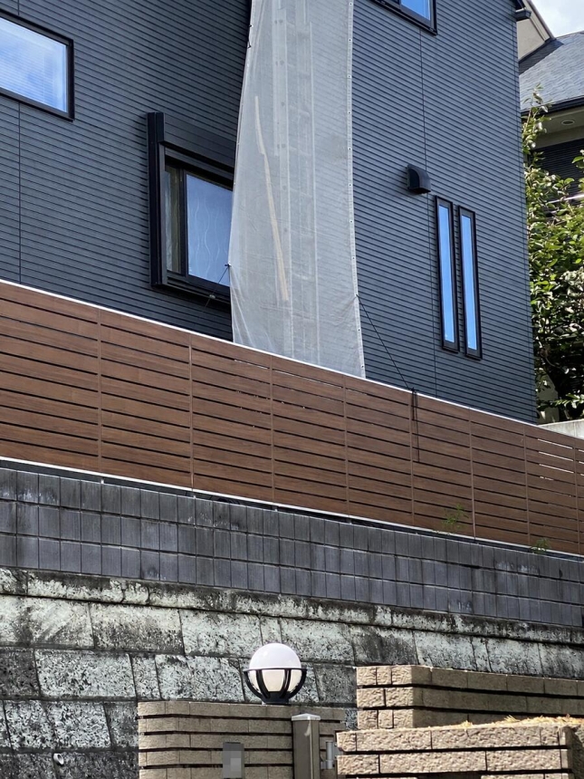 擁壁下から見た高所エアコン工事の施工位置