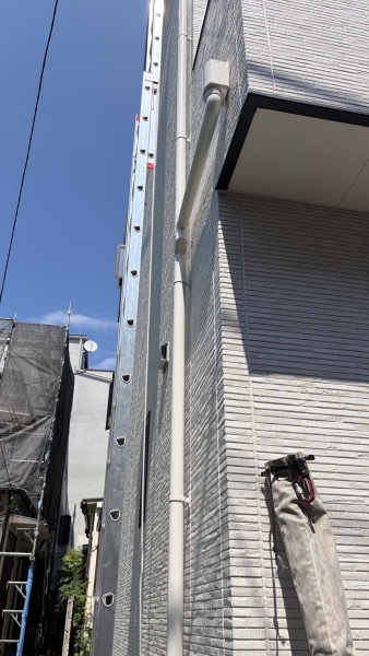 東京都豊島区の新築3階建てで3階まで伸ばした垂直ハシゴ