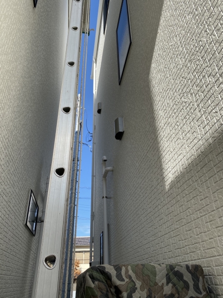 3階建て住宅の高所エアコン工事施工環境