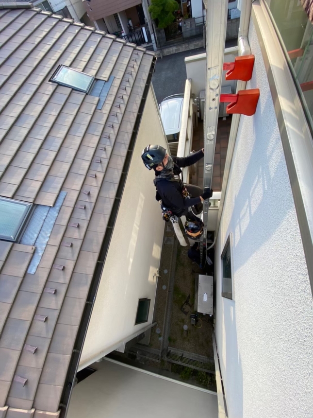 中間の高さへ移動し施工位置に身体を近づける職人