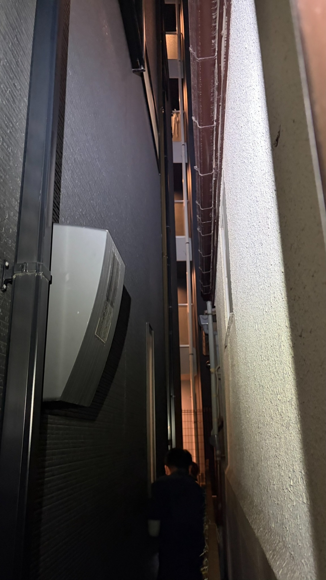 狭い建物間の通路側から見た施工箇所