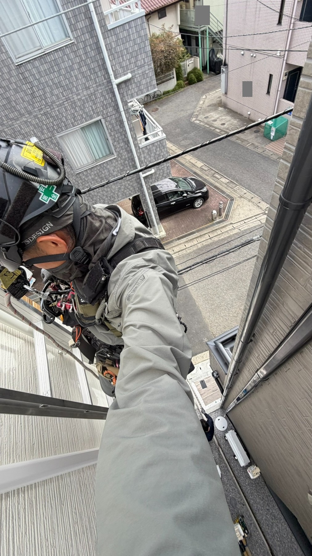 ロープアクセスを組み合わせ、施工箇所へ身体を寄せて作業。