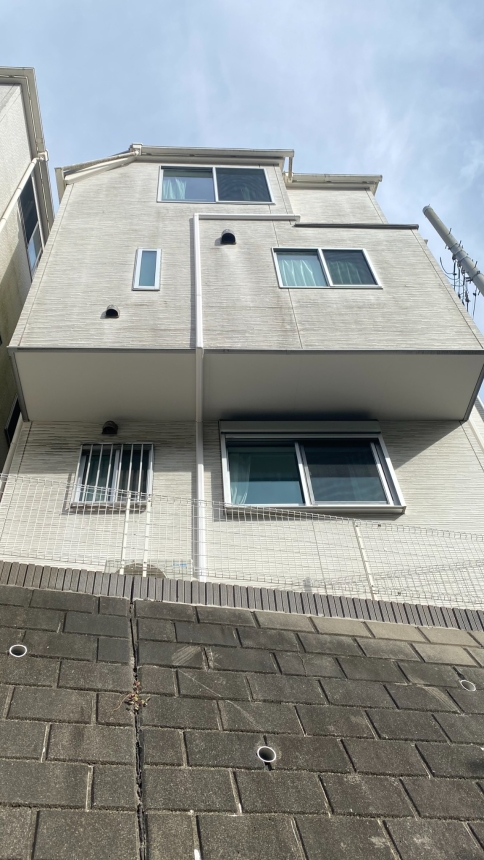 長年設置できなかった擁壁上の住宅にエアコン配管を納めた完成写真