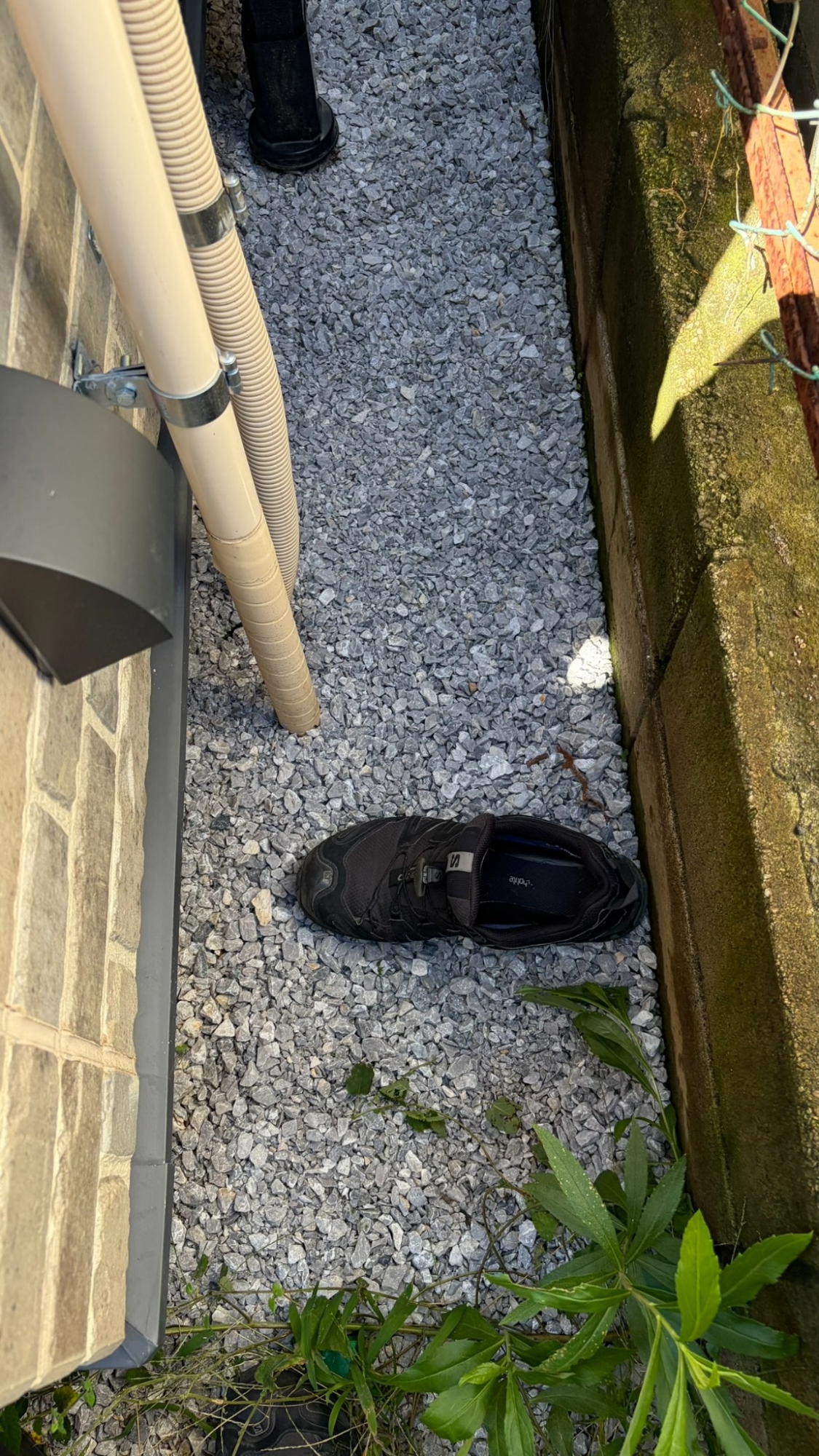 狭い通路に靴を置いて幅を比較した写真