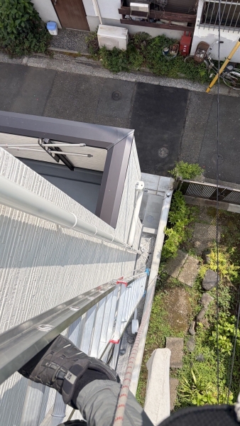 隣地へ立ち入らず自宅敷地内の垂直ハシゴで行う3階エアコン工事