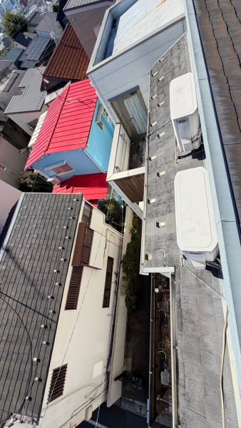 目黒区の屋根上から確認した2台の室外機の設置状況