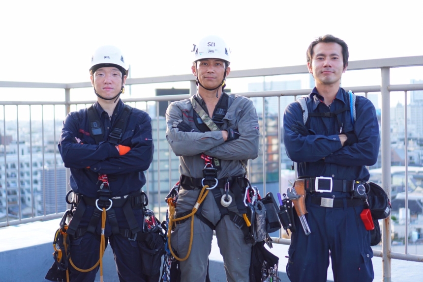施工を担当するクアトロテクノサービスの3名の職人