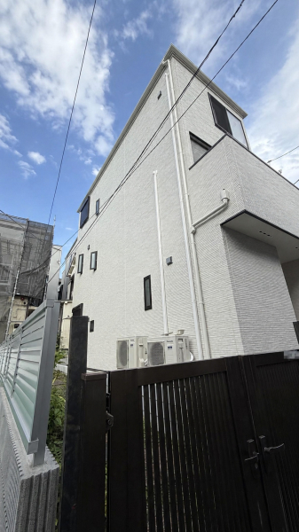 東京都豊島区の新築3階・2階エアコン工事完成後の外観と2台の室外機