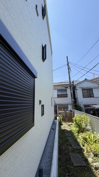 新築3階建て住宅の3階と2階にあるエアコン配管穴