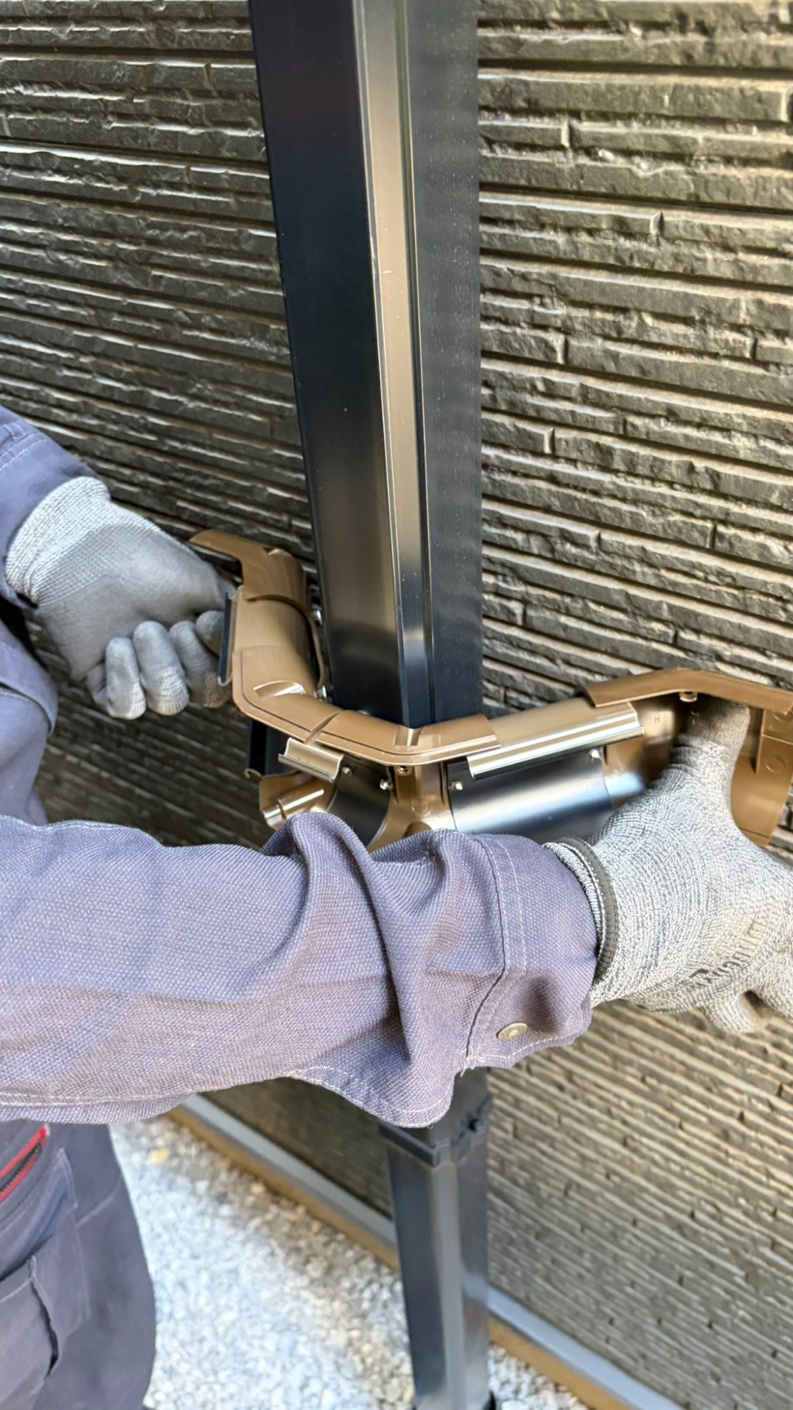 複数の継手を組み合わせて竪樋の前方をかわすダクトの接写