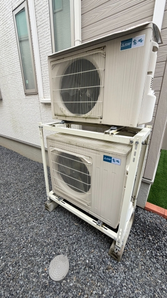 2026年9月撮影｜2019年に2段設置した室外機と架台