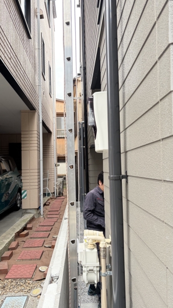 境界ブロックと外壁の間に設置した垂直ハシゴ。