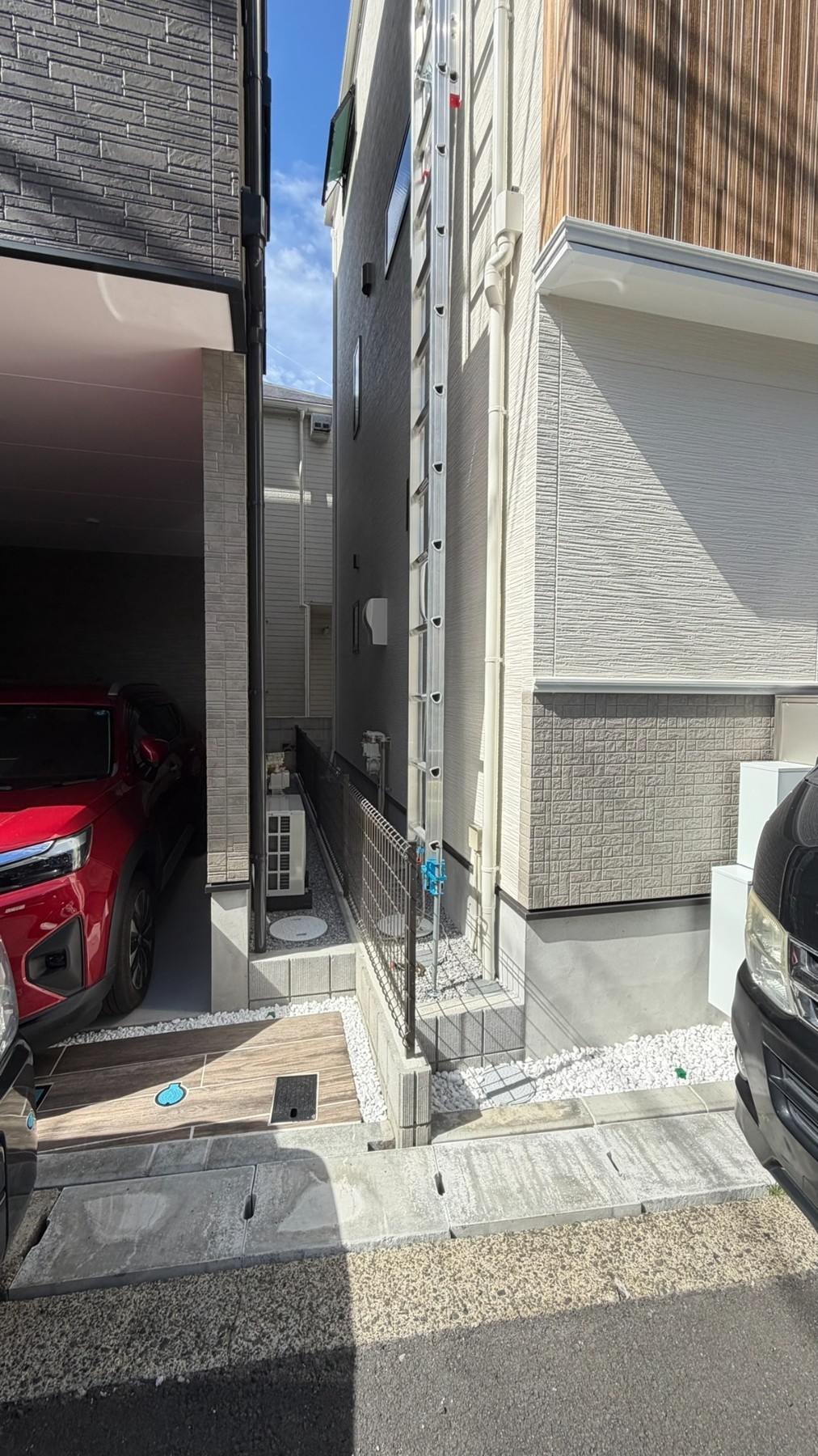 B様宅。お客様の敷地内に作業位置をつくります。
