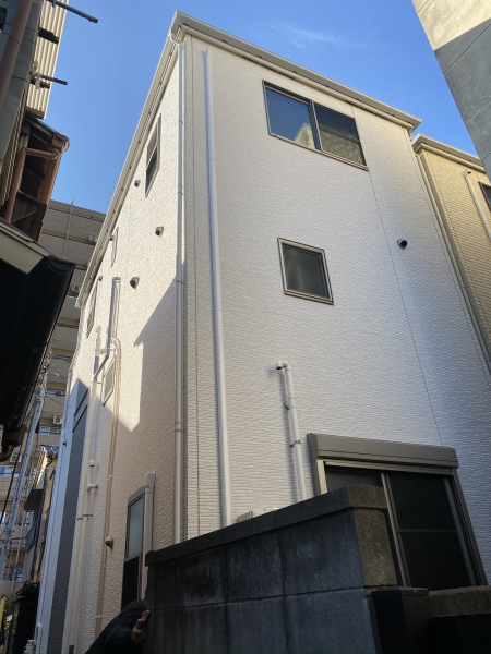 東京都墨田区の新築3階建て住宅で行う高所エアコン工事の現場全景