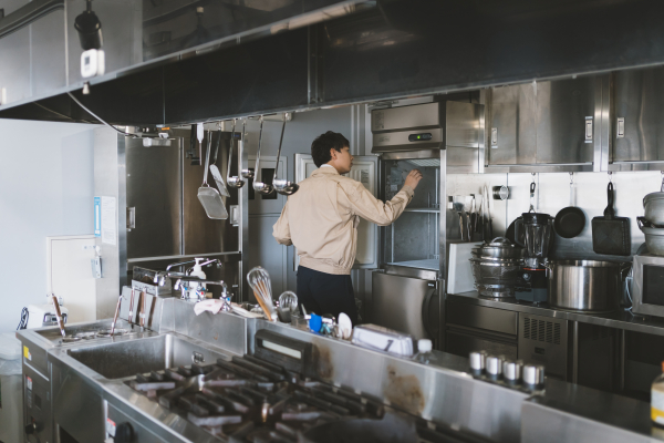 厨房機器メンテナンス作業の様子（1）