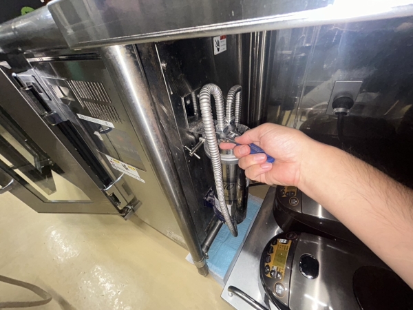 厨房機器メンテナンス作業の様子（2）