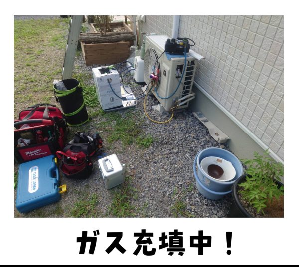 エアコンのガス漏れ修理で冷媒を適正量まで充填している現場写真（ゲージ・機材）