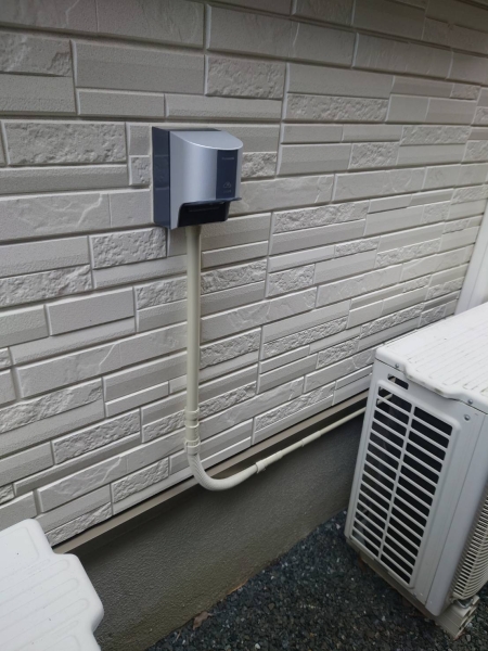 EVコンセント本体と配管（外壁沿い）